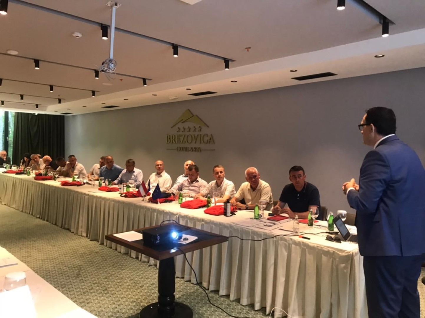 Rektori Hajrizi prezantoi para koordinatorëve për Sigurimin e Cilësisë dhe drejtorëve të shkollave profesionale, formulën e financimit për arsimin profesional