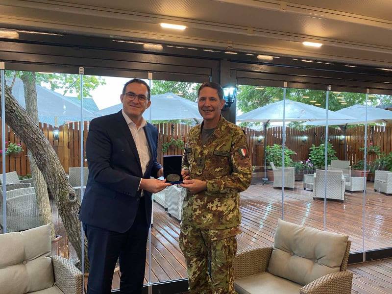 Rektori Hajrizi pritet në takim nga komandanti i KFOR-it në Kosovë, Franco Federici