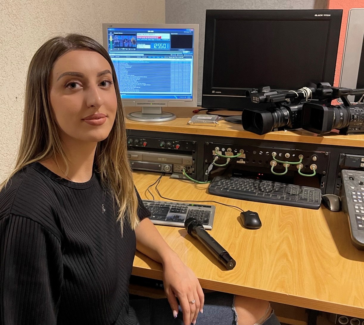 Mollza Vishi, studente e UBT-së, fillon punën praktike në televizionin “Liria”