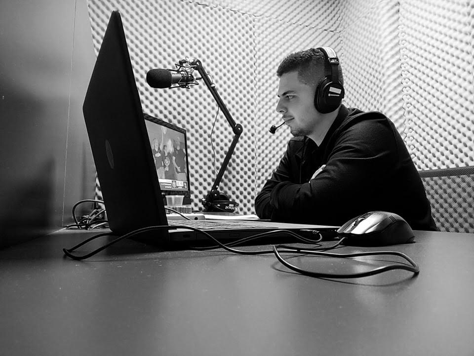 Studenti i Fakultetit Media dhe Komunikim, Arbon Flugaj, punësohet në Artmotion si komentator i sportit