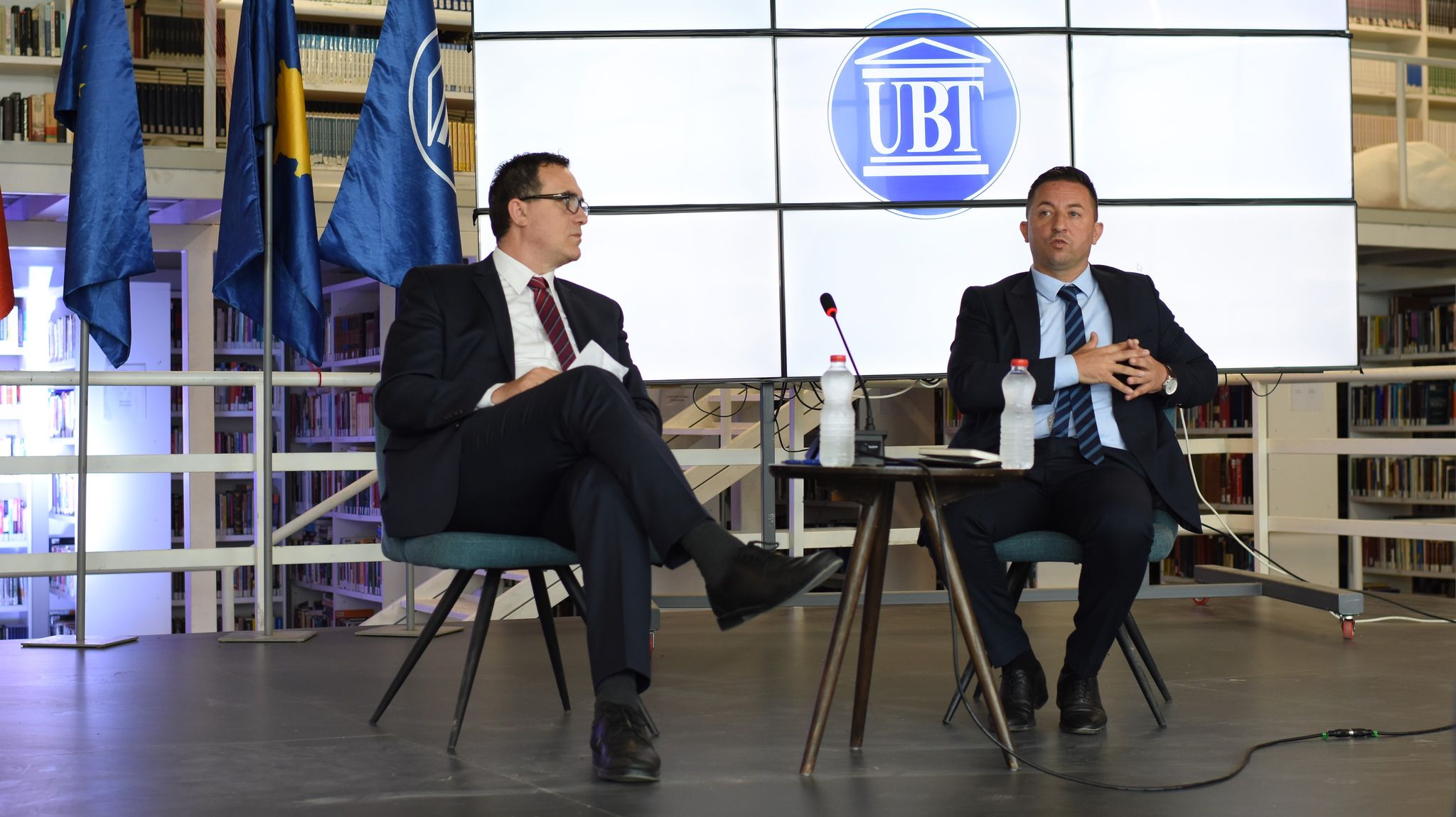 Rektori Hajrizi takohet me ministrin e Ministrisë së Mbrojtjes, Armend Mehaj