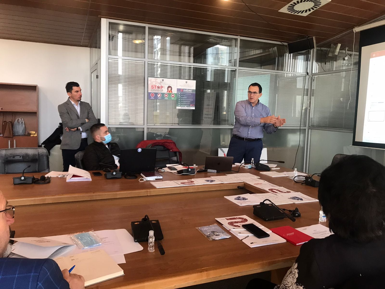 Rektori Hajrizi prezantoi web-platformën për planifikim financiar të AAP-së në Kosovë