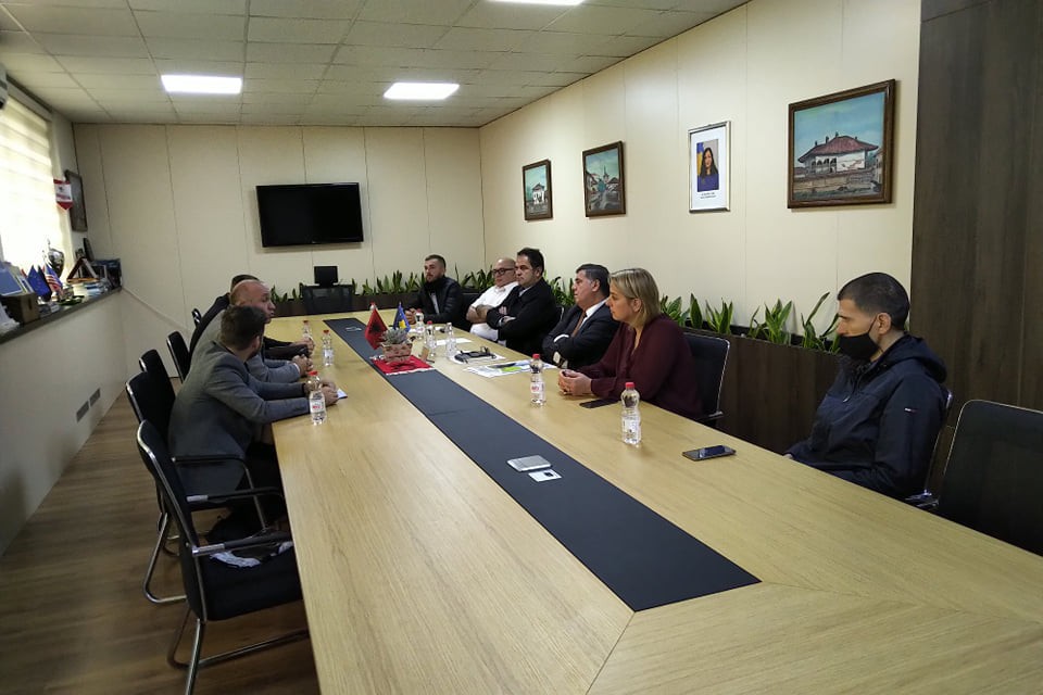 UBT i dorëzon Komunës së Gjilanit strategjinë për “Smart City” dhe “Eco City”
