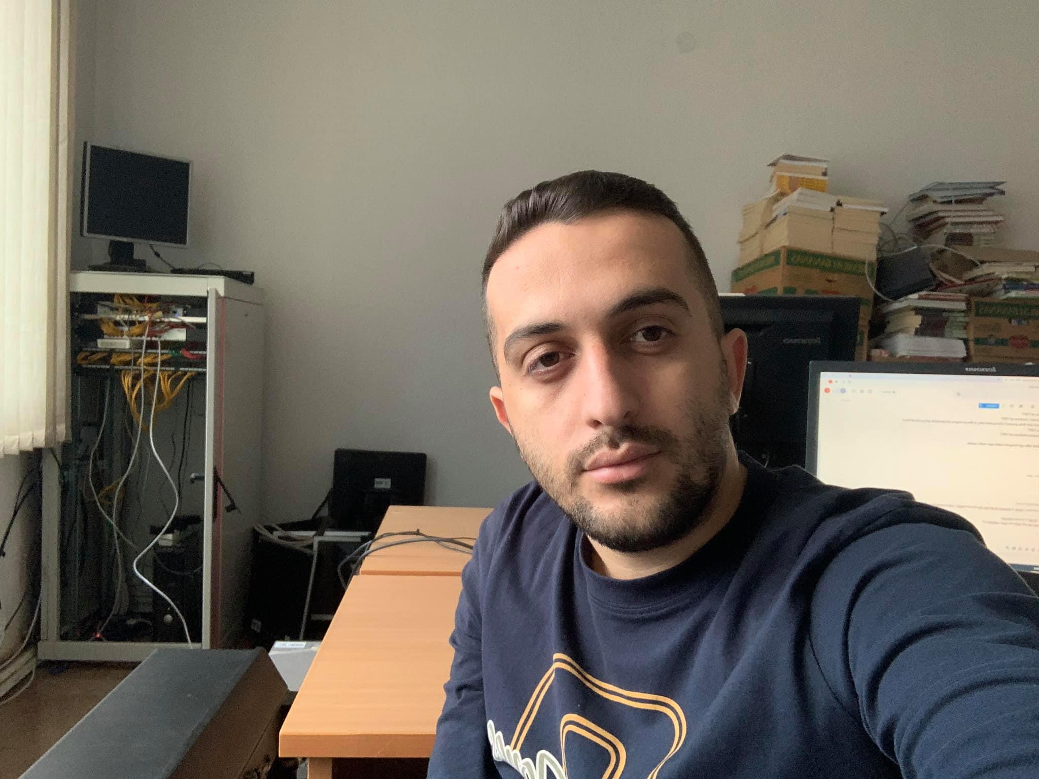 Studenti i Fakultetit Shkenca Kompjuterike dhe Inxhinieri në UBT, Egzon Avdyli punësohet në UBT