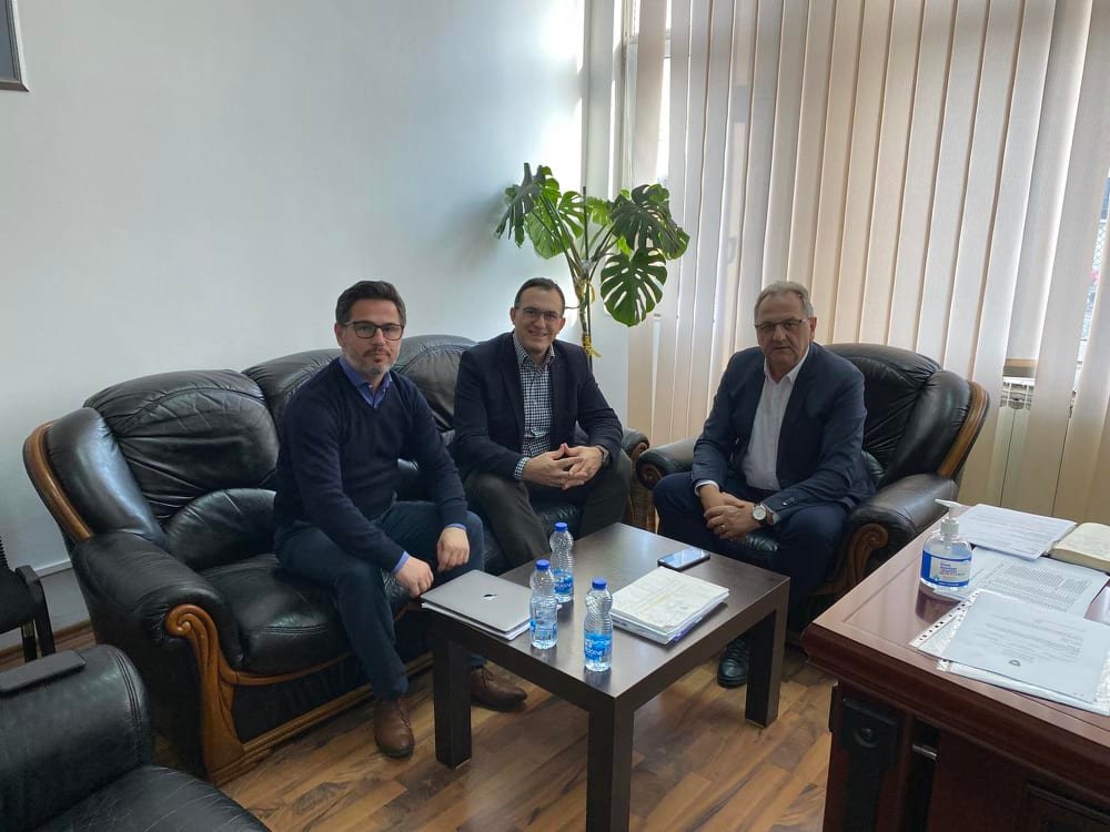Rektori Hajrizi pritet në takim nga drejtori i Drejtorisë së Arsimit në Komunën e Pejës, Besim Avdimetaj