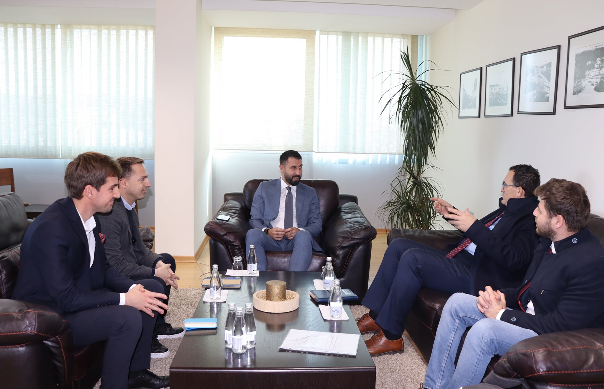 Rektori Hajrizi pritet në takim nga ministri i Ministrisë së Administrimit dhe Pushtetit Lokal, Elbert Krasniqi