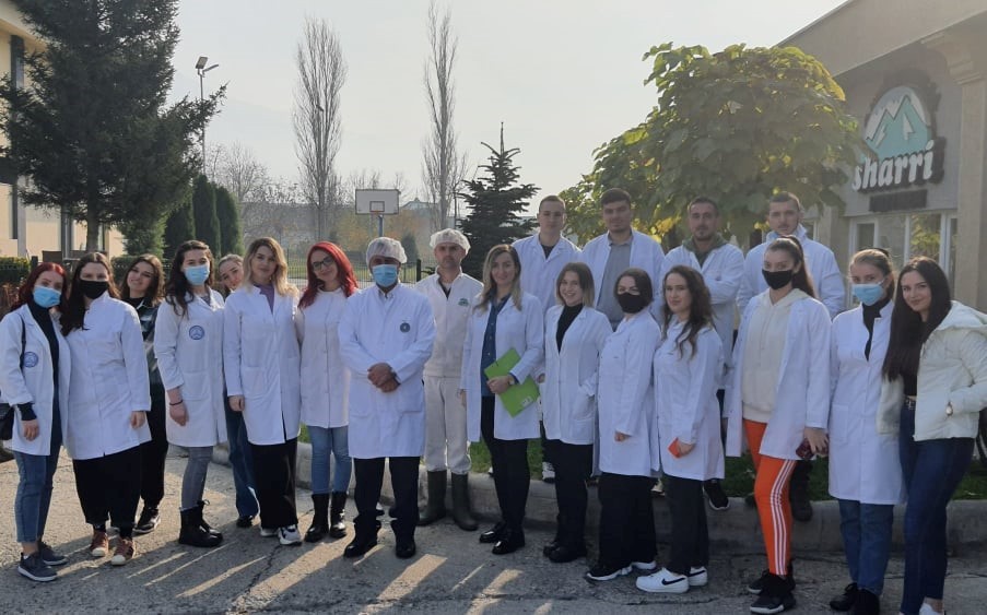 Studentët e Fakultetit Shkencat e Ushqimit dhe Bioteknologji kanë vizituar Qumështoren “Sharri”
