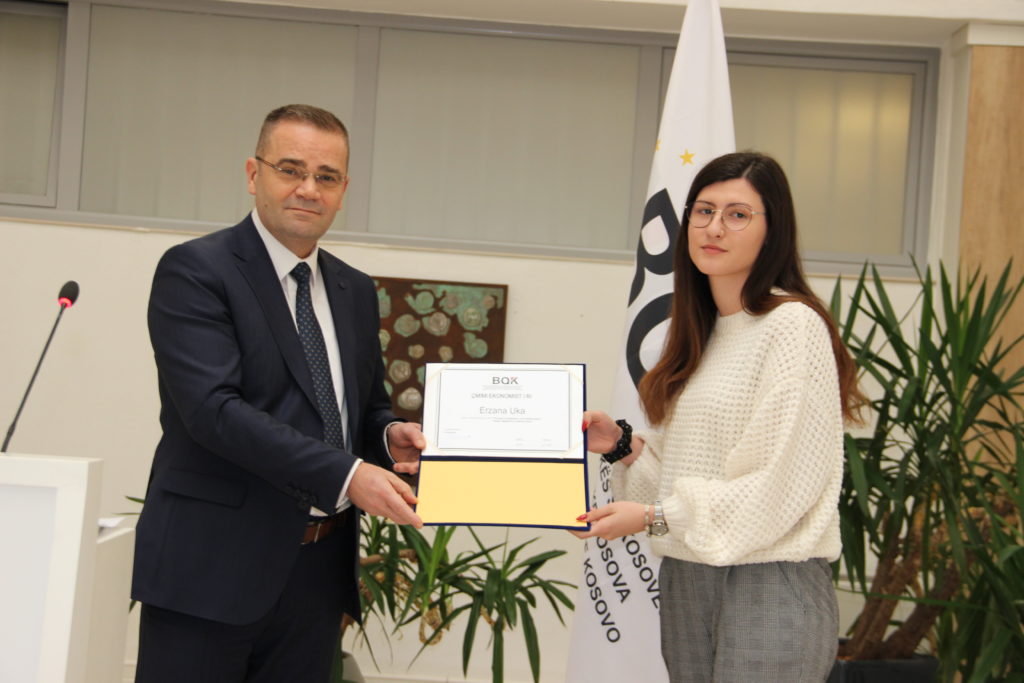 Studentja Erzana Uka fiton çmimin “Ekonomistë të Rinj” nga Banka Qendrore e Kosovës