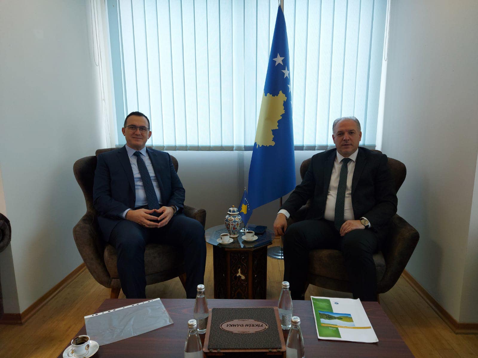 Rektori Hajrizi pritet në takim nga ministri i Ministrisë së Zhvillimit Rajonal, Fikrim Damka