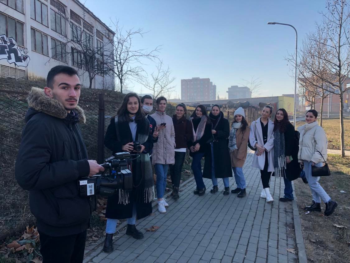 Studentët e Fakultetit Media dhe Komunikim zhvillojnë punën praktike në terren