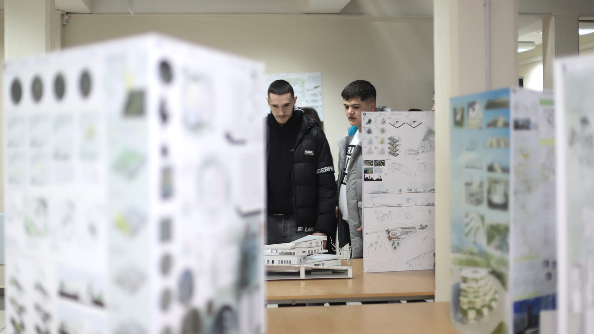 Studentët e Arkitekturës prezantuan punimet e tyre në ekspozitën tradicionale të Arkitekturës dhe Planifikimit Hapësinor