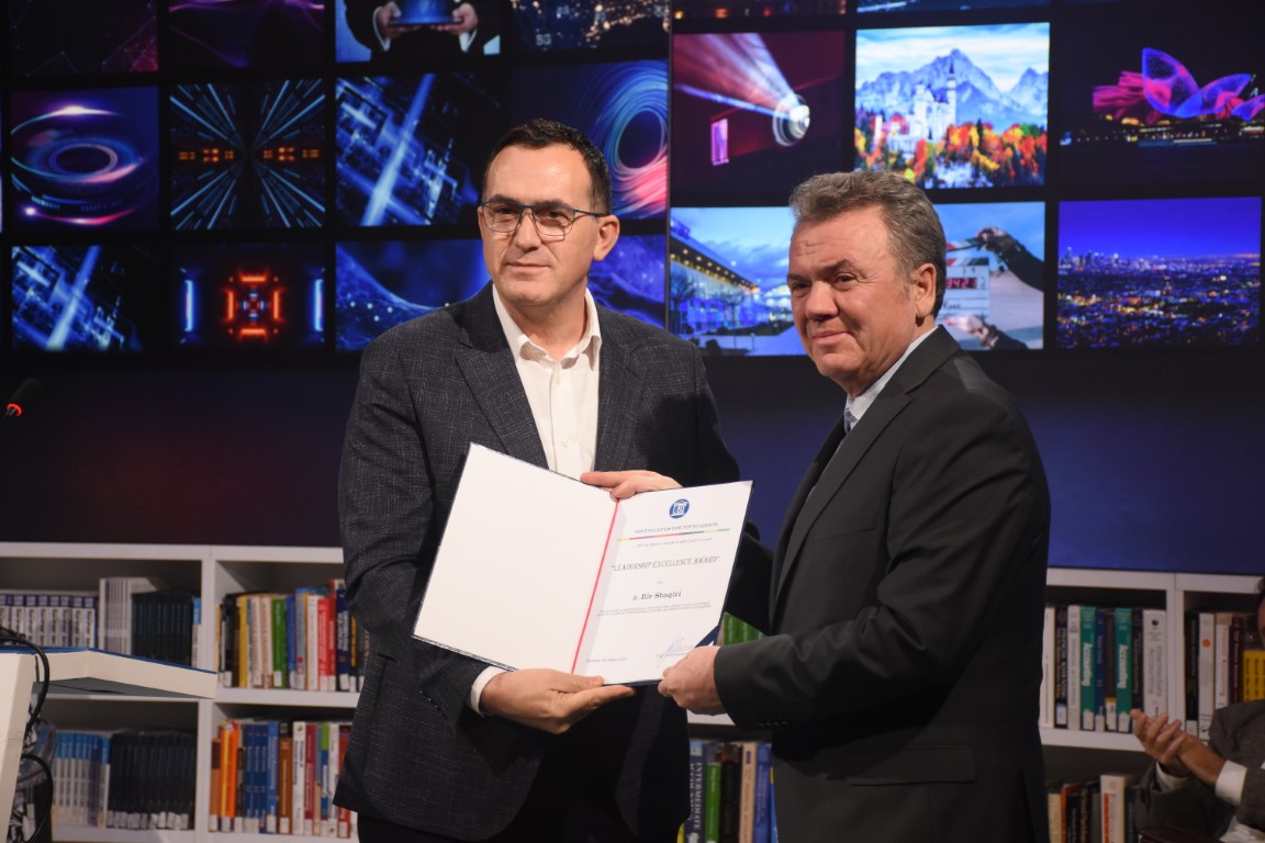 UBT nderon kantautorin Ilir Shaqiri me çmimin “Excellence Leadership Award”