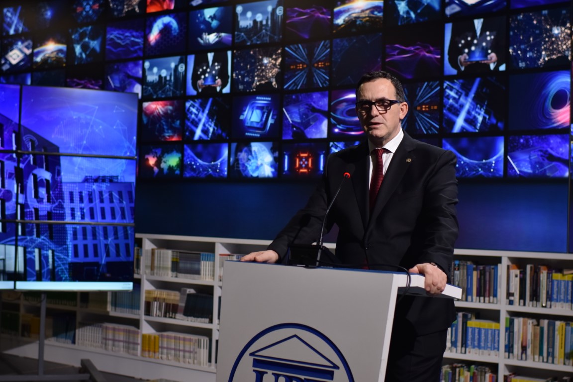 Rektori Hajrizi uron studentët me rastin e fillimit të semestrit veror