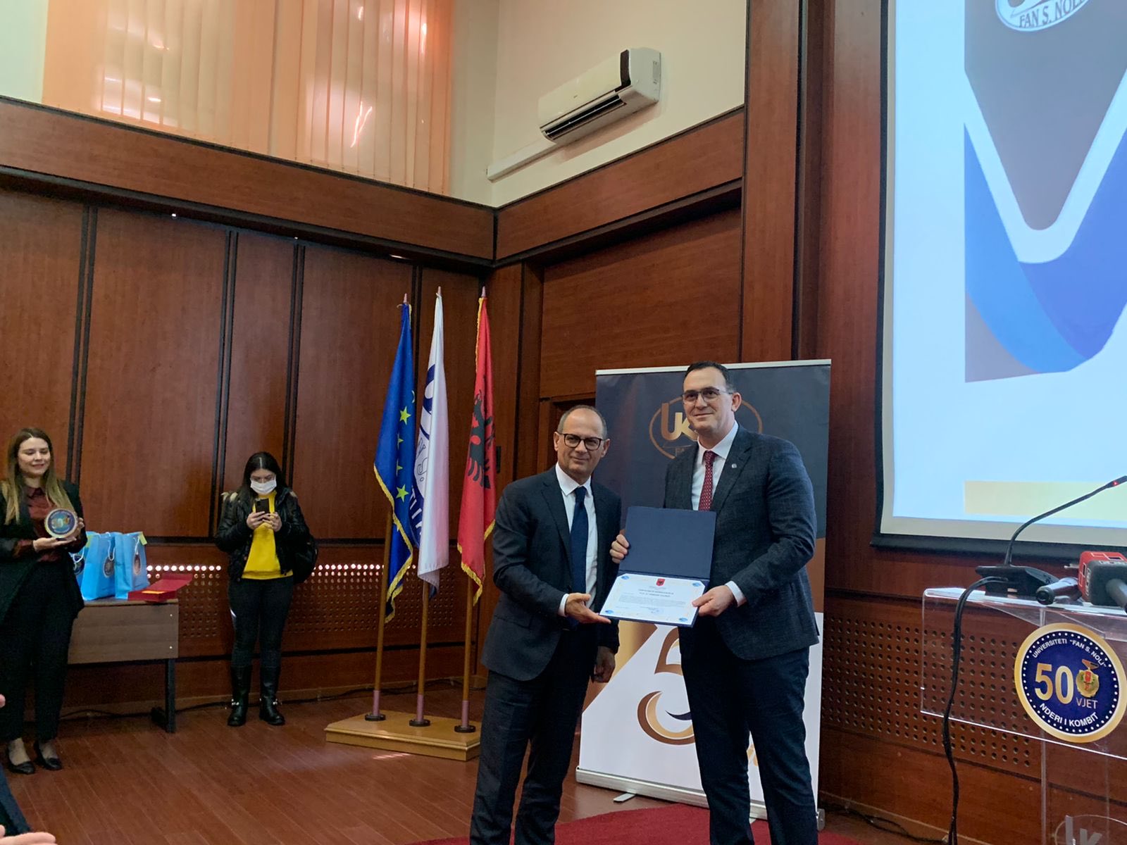 Rektori Hajrizi nderohet me mirënjohje si personalitet i shquar nga Universiteti i Korçës