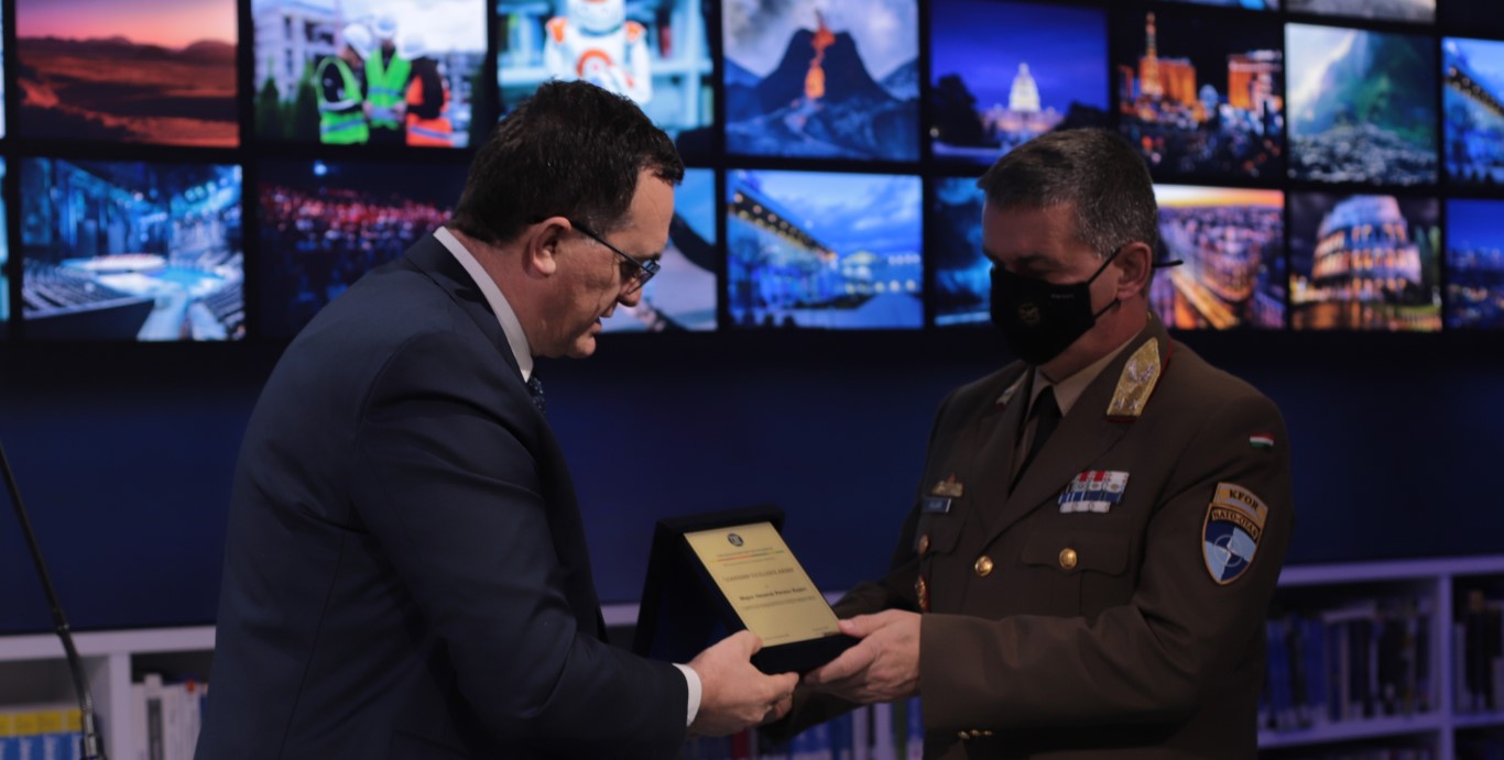 UBT nderon kontributin e KFOR-it në Kosovë me çmimin “Excellence Leadership Award”