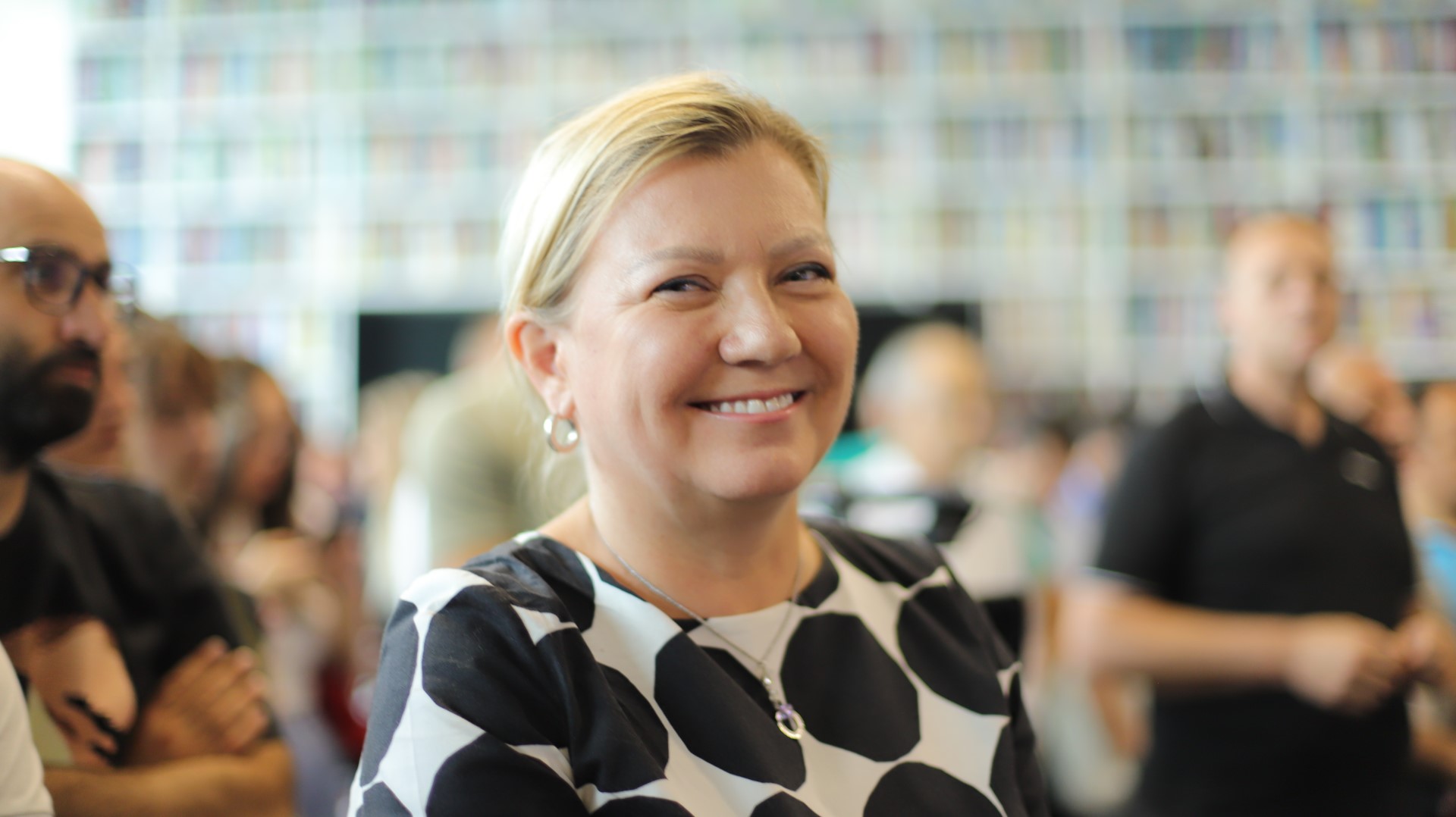 Ambasadorja e Finlandës uron UBT-në për 20 vjetorin e themelimit