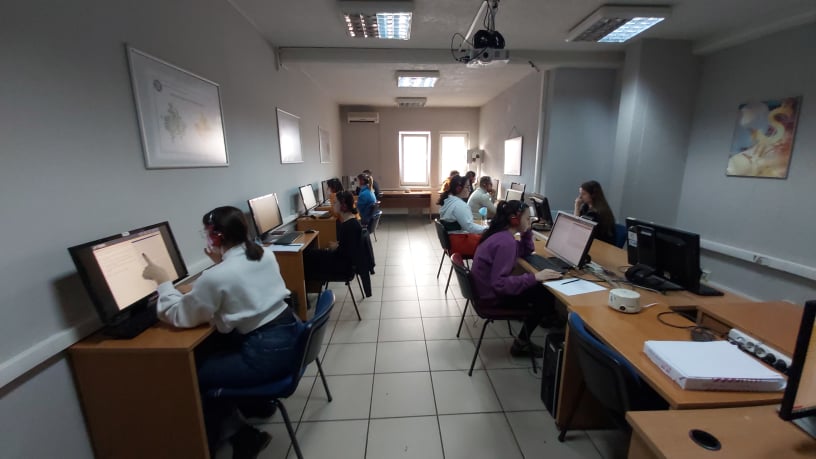 Certifikohen 12 kandidatë për testin TOEFL në UBT