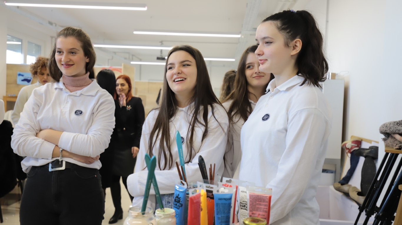 Bëhuni pjesë e Shkollës së Mesme të Mjekësisë dhe Gjimnazit UBT