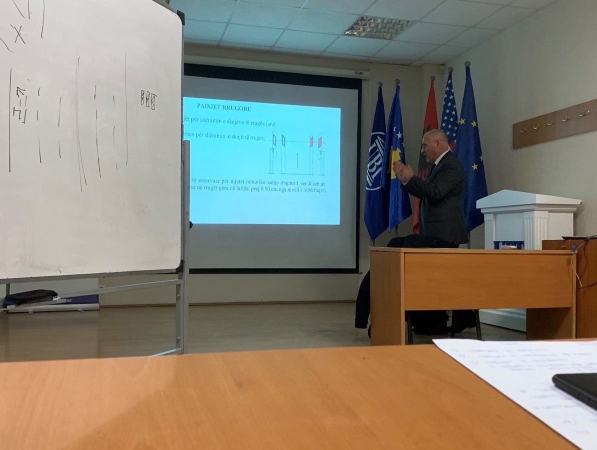 Përfaqësuesi i Ministrisë së Infrastrukturës dhe Transportit, Jakup Hoti, mbajti ligjëratë tematike me studentët e Fakultetit Inxhinieri e Ndërtimit dhe Infrastrukturë