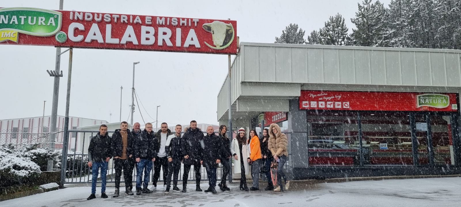 Studentët e Fakultetit Menaxhment, Biznes dhe Ekonomi në UBT vizituan Industrinë e Mishit Calabria “Natura” në Gjilan
