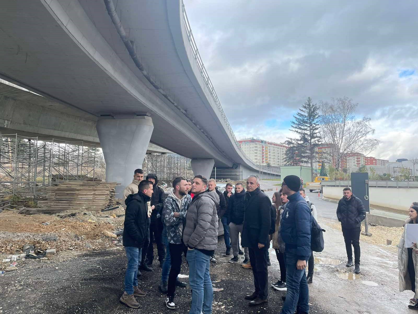 Studentët e Fakultetit Inxhinieri e Ndërtimit dhe Infrastrukturë në UBT zhvilluan një vizitë studimore te ura në afërsi të objektit Dukagjini në Prishtinë