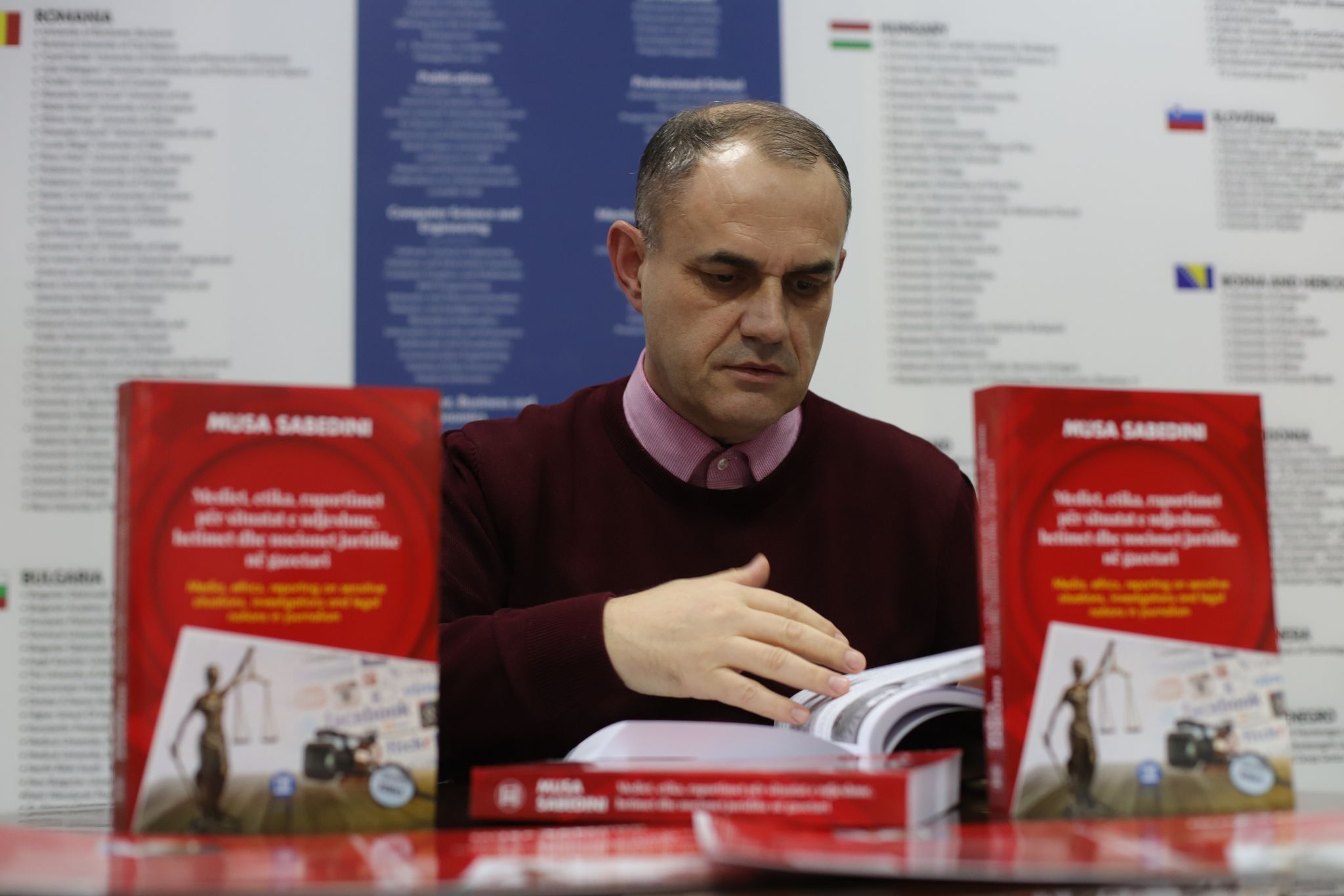 Doli nga shtypi libri “Mediet, etika, raportimet për situatat e ndjeshme, hetimet dhe nocionet juridike në gazetari”, i profesorit të UBT-së, Musa Sabedini