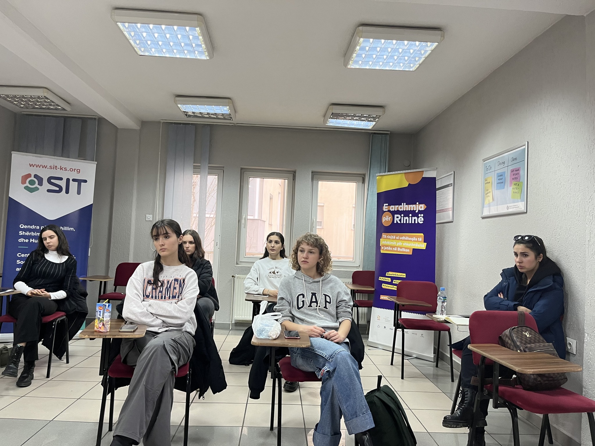 Studentëve të Psikologjisë në UBT iu prezantua projekti “E Ardhmja për Rininë” nga SIT