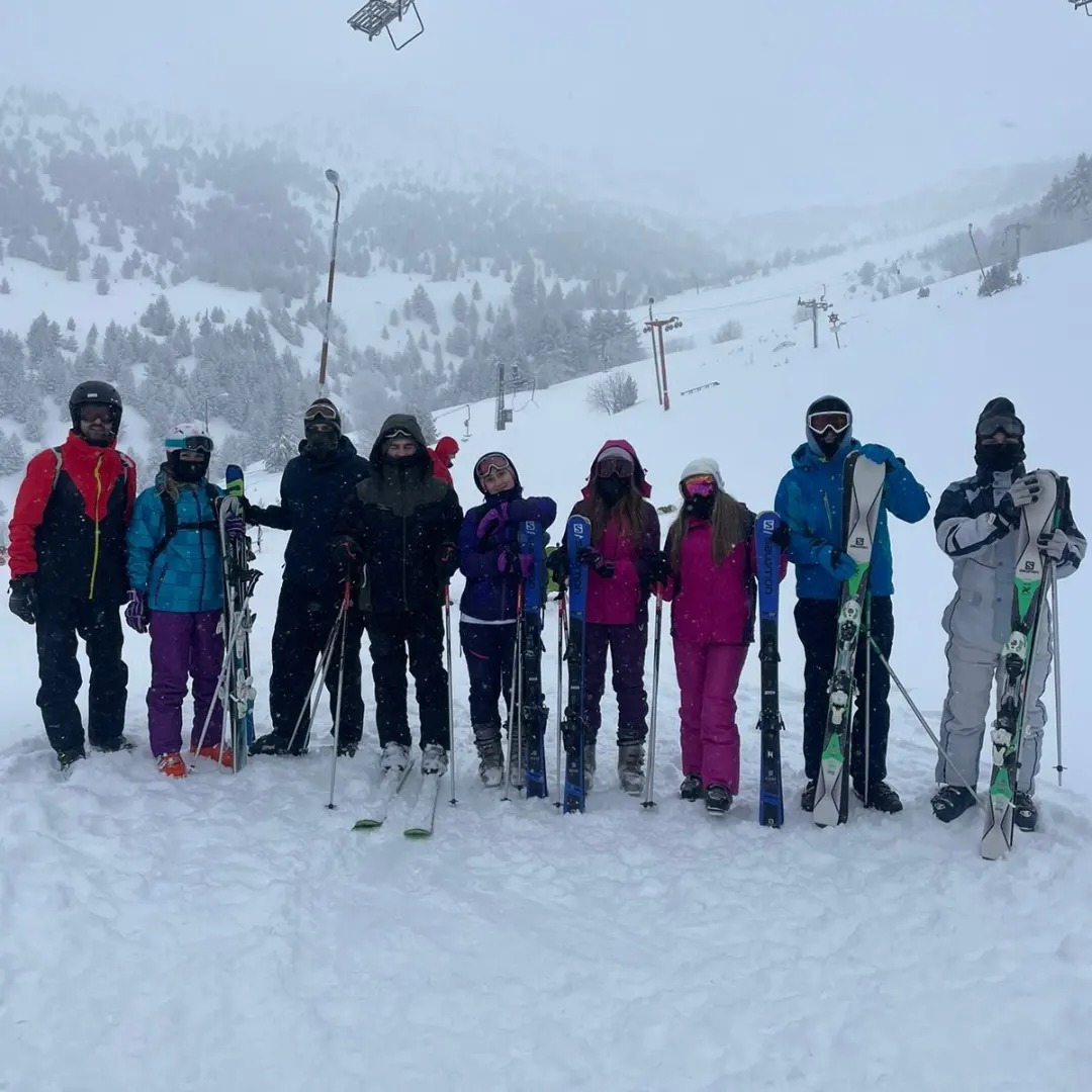 Studentët e Shkencave të Sportit dhe të Lëvizjes në UBT po vijojnë kursin e skijimit në Brezovicë