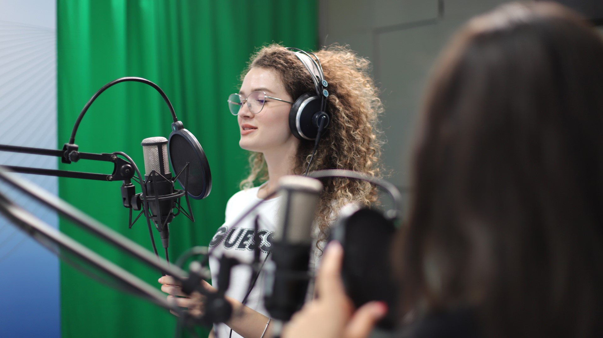 UBT uron gazetarët për 13 shkurtin – Ditën Botërore të Radios