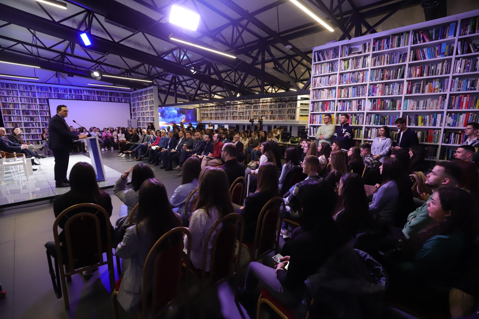 UBT ndau rreth 200 bursa për studentët e dalluar dhe thirrjet akademike në shënim të Ditës së Pavarësisë