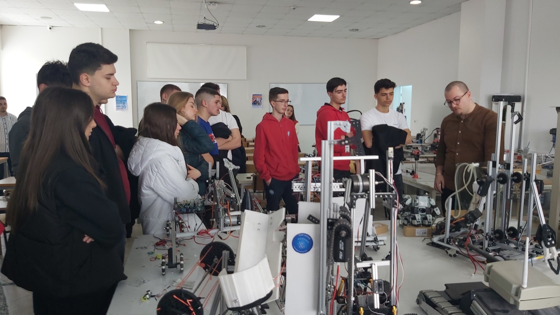 Nxënësit e shkollës “American School of Kosova” vizituan Parkun Shkencor Inovativ të UBT-së
