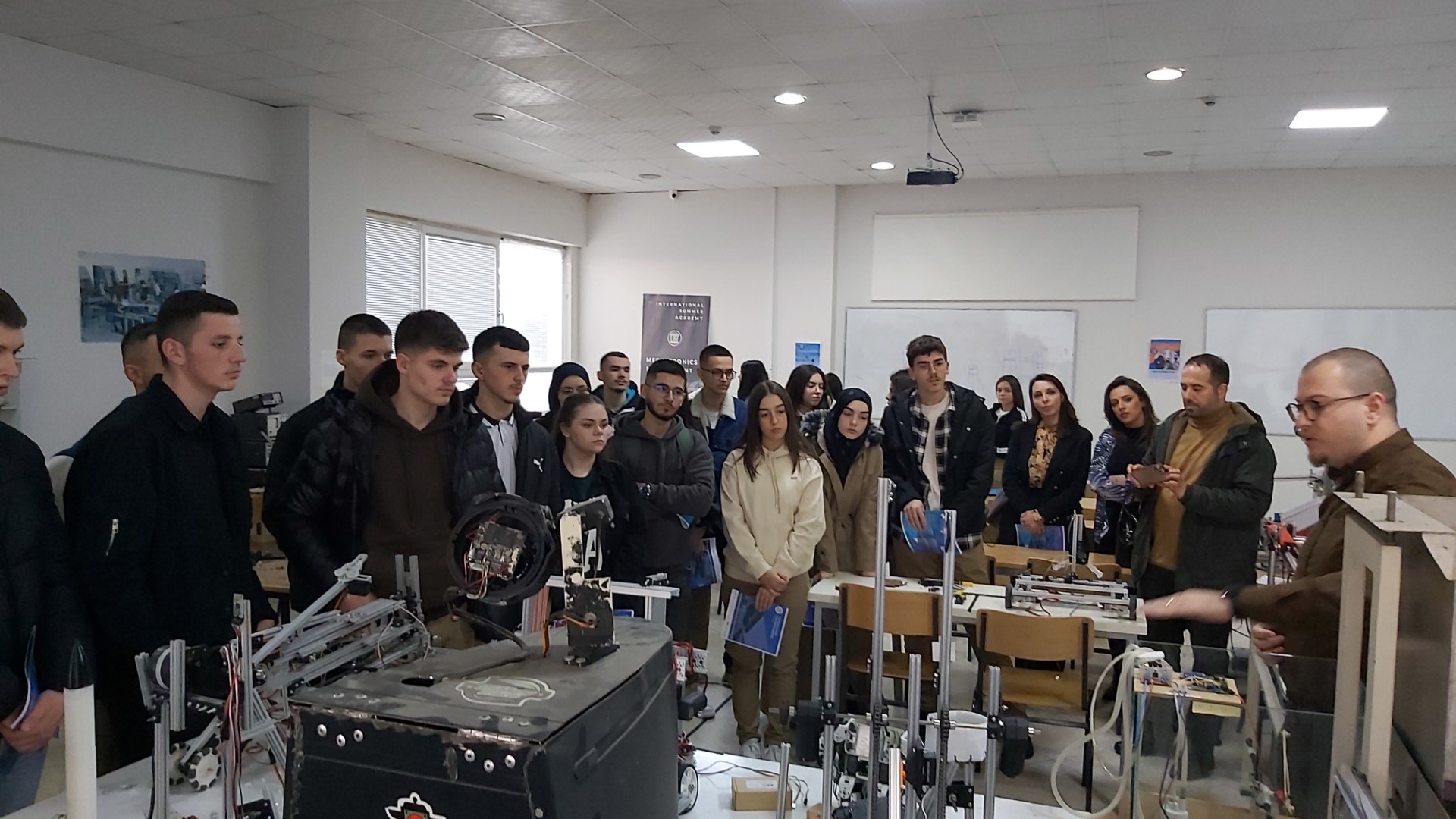 Nxënësit e “International Maarif Schools Of Kosova” realizuan një vizitë në Parkun Shkencor Inovativ të UBT-së në Lipjan