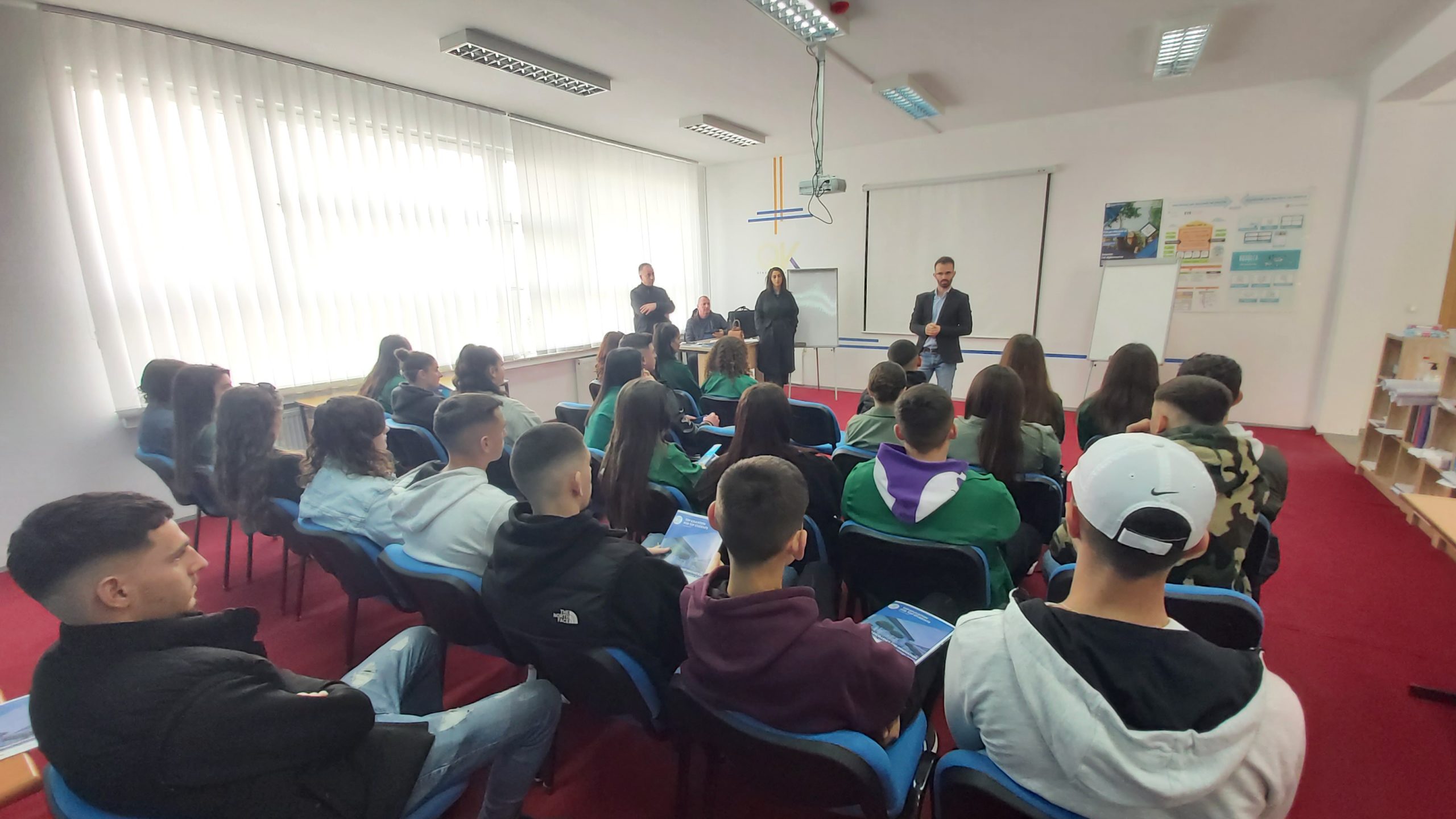 Qendra e Karrierës në UBT mbajti sesionin e radhës informues për nxënësit e Shkollës së Mesme Profesionale “Jonuz Zejnullahu” dhe Shkollës së Mesme të Lartë Mikse “Kongresi Manastirit” në Komunën e Vitisë