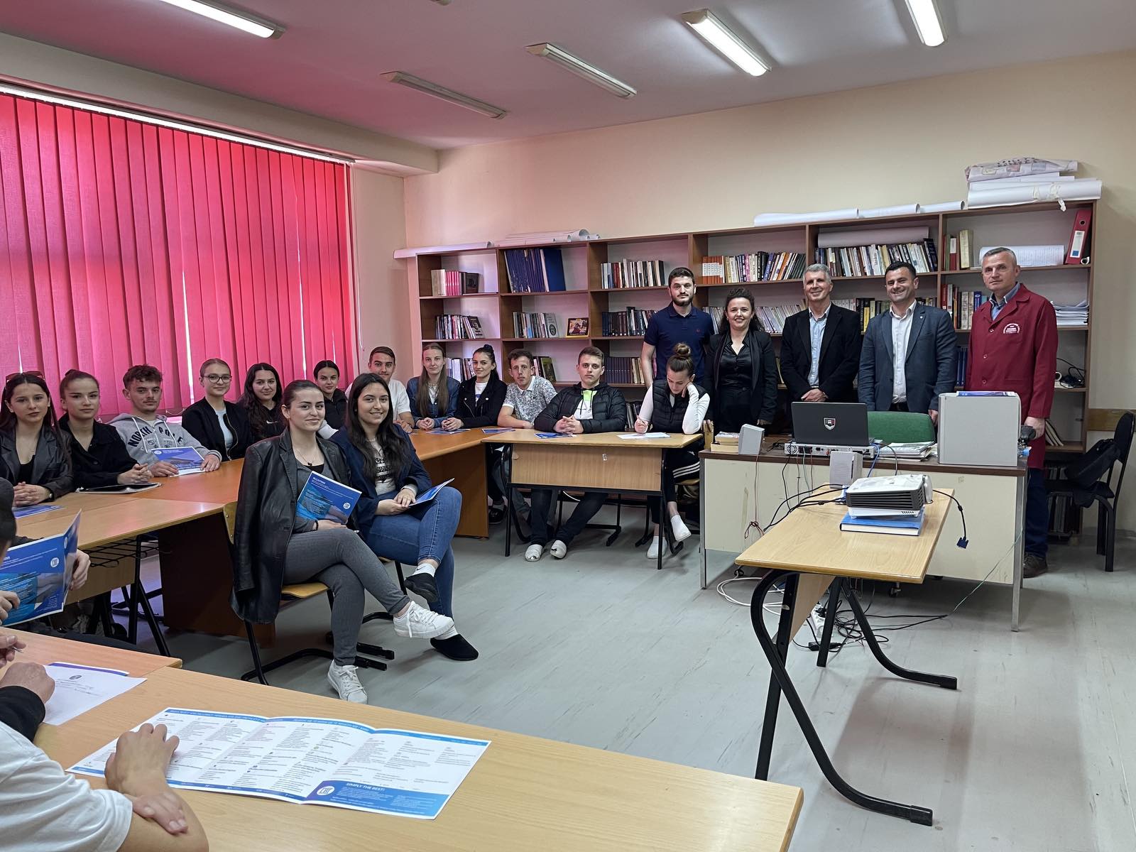 Qendra e Karrierës së UBT-së prezanton mundësitë e studimit për nxënësit e Gjimnazit “Kongresi i Manastirit” në Firajë të Komunës së Shtërpcës
