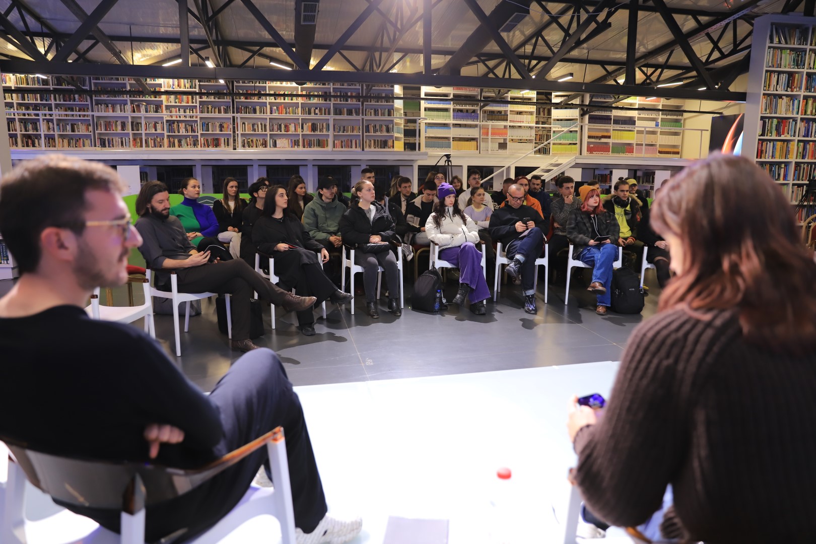 Në UBT u organizua një diskutim i hapur me kuratorët dhe artistët: Hana Halilaj, Shkëlqim Qestaj dhe Diellza Azemi