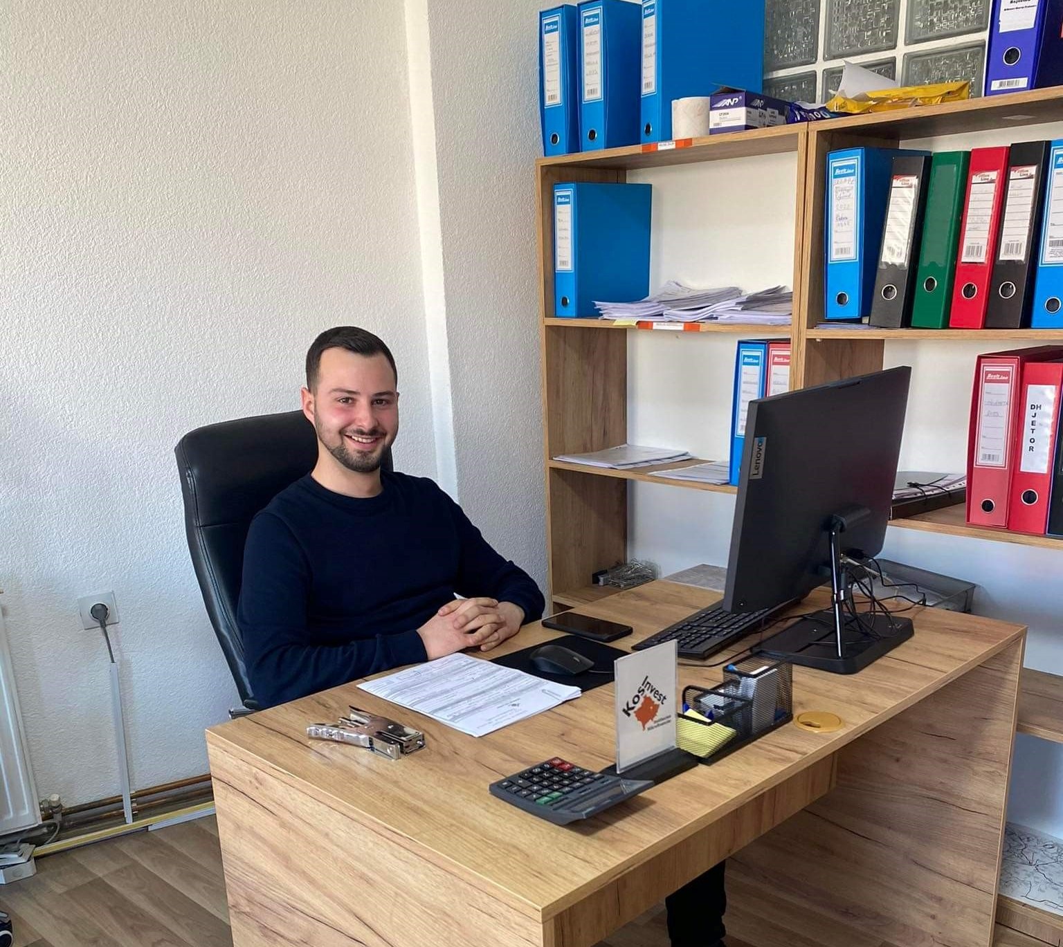 Ish-studenti i UBT-së, Redon Obrazhda është punësuar në institucionin mikrofinanciar “KosInvest”