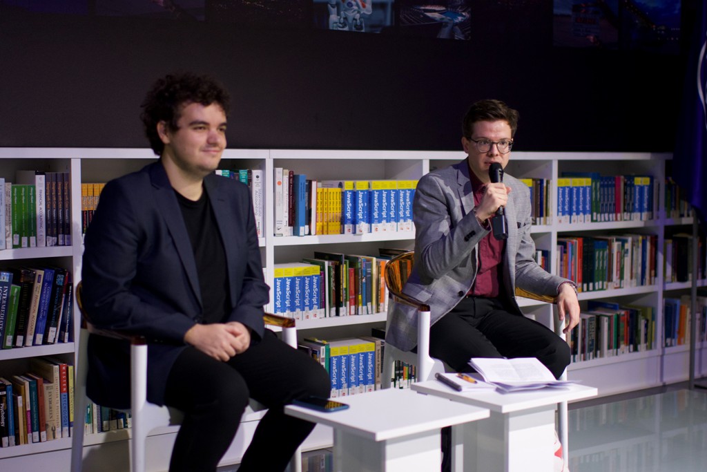 Robin Mudry nga bordi ekzekutiv i JEF Europe zhvilloi një diskutim të hapur me studentët dhe gjimnazistët e UBT-së