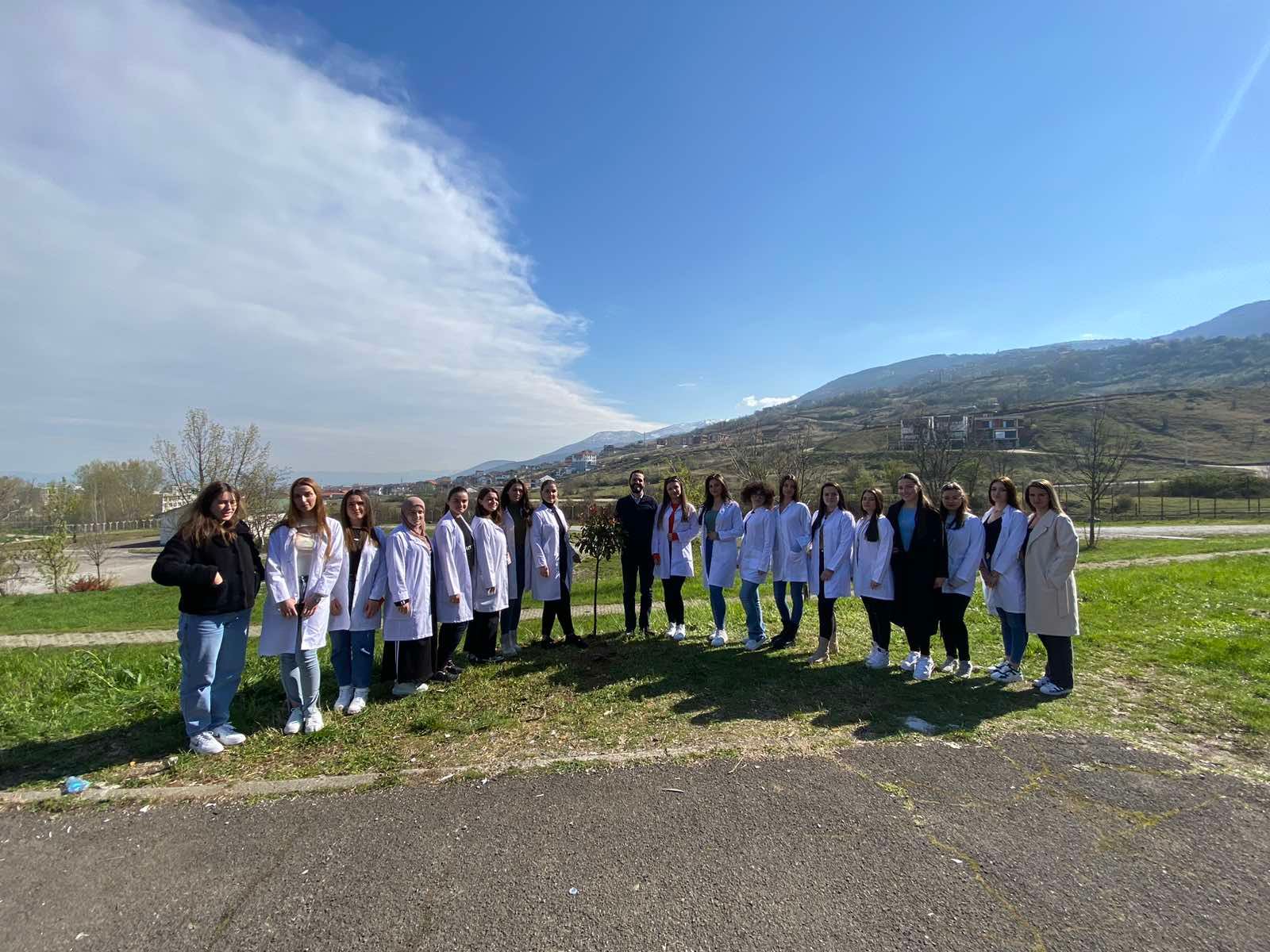 Në Ditën Botërore të Shëndetit studentët e UBT-së mbollën pemë në kampusin e Prizrenit
