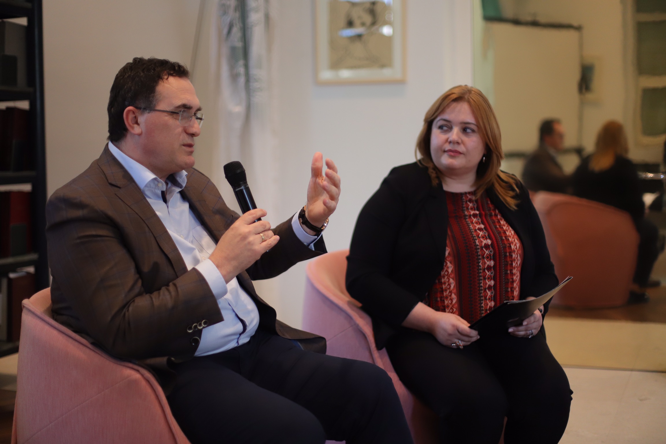 Rektori Hajrizi foli për rrugëtimin e tij në zhvillimin e ekosistemit inovativ të UBT-së në takimin “Personazhe në Fokus” të COD në Tiranë