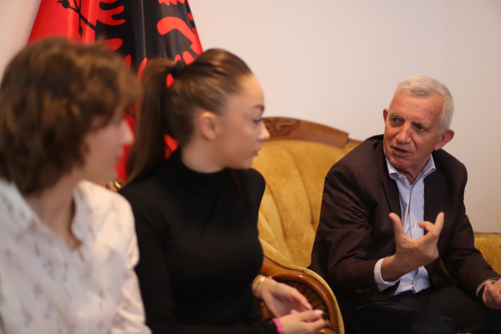 Studentët e UBT-së zhvilluan takim me Ambasadorin e Shqipërisë në Kosovë, Qemal Minxhozi