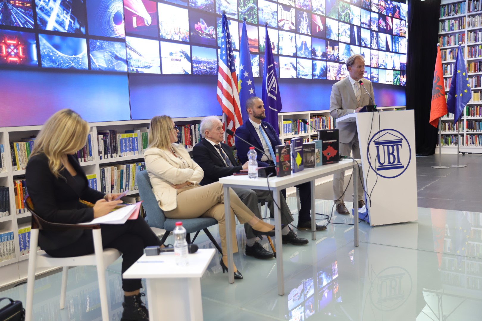 Eksperti norvegjez, Josef Martinsen, mbajti ligjëratën tematike “Nga Lufta drejt Paqes” në UBT