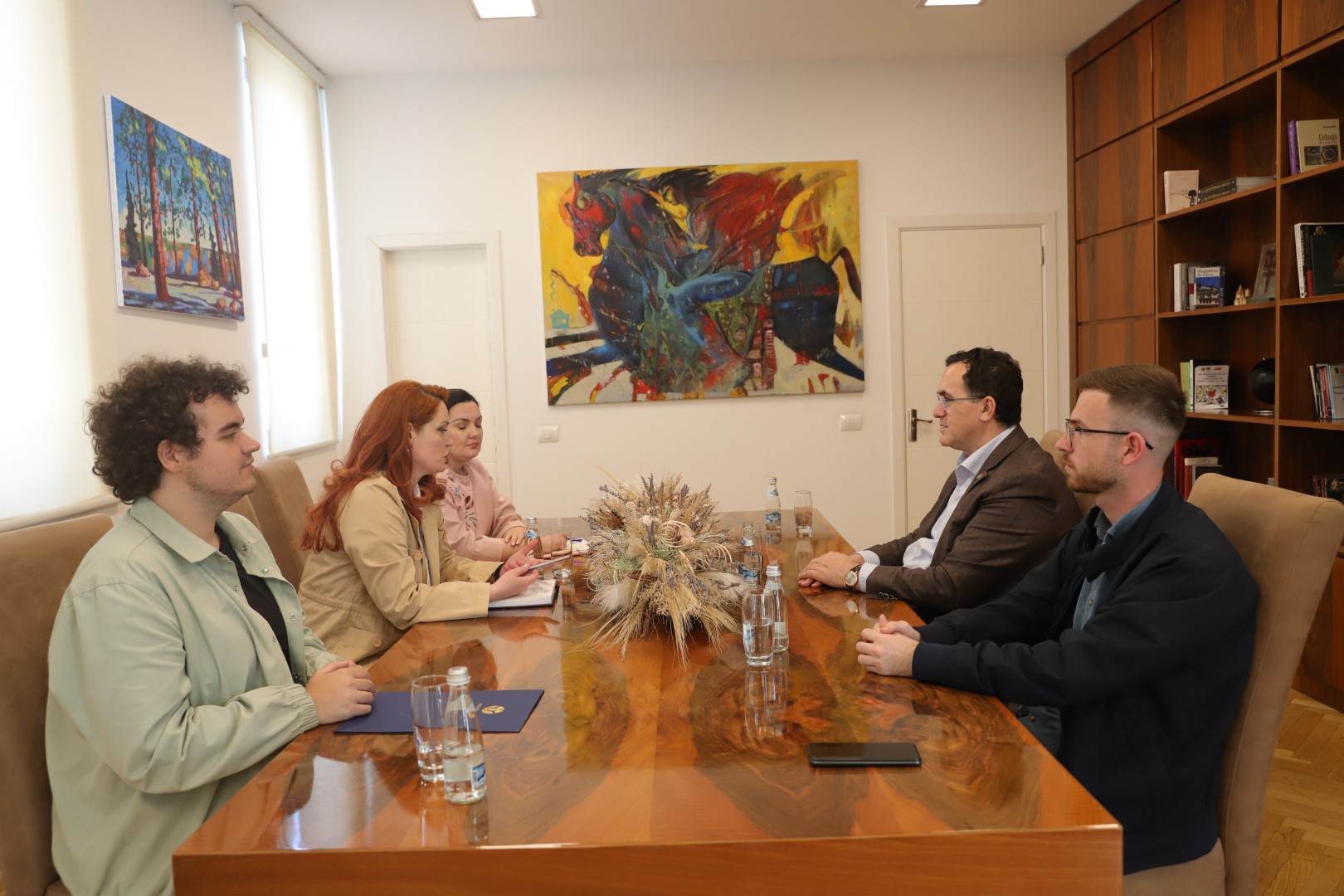 Rektori Hajrizi takon kryetaren e AMA-s në Tiranë, Armela Krasniqi