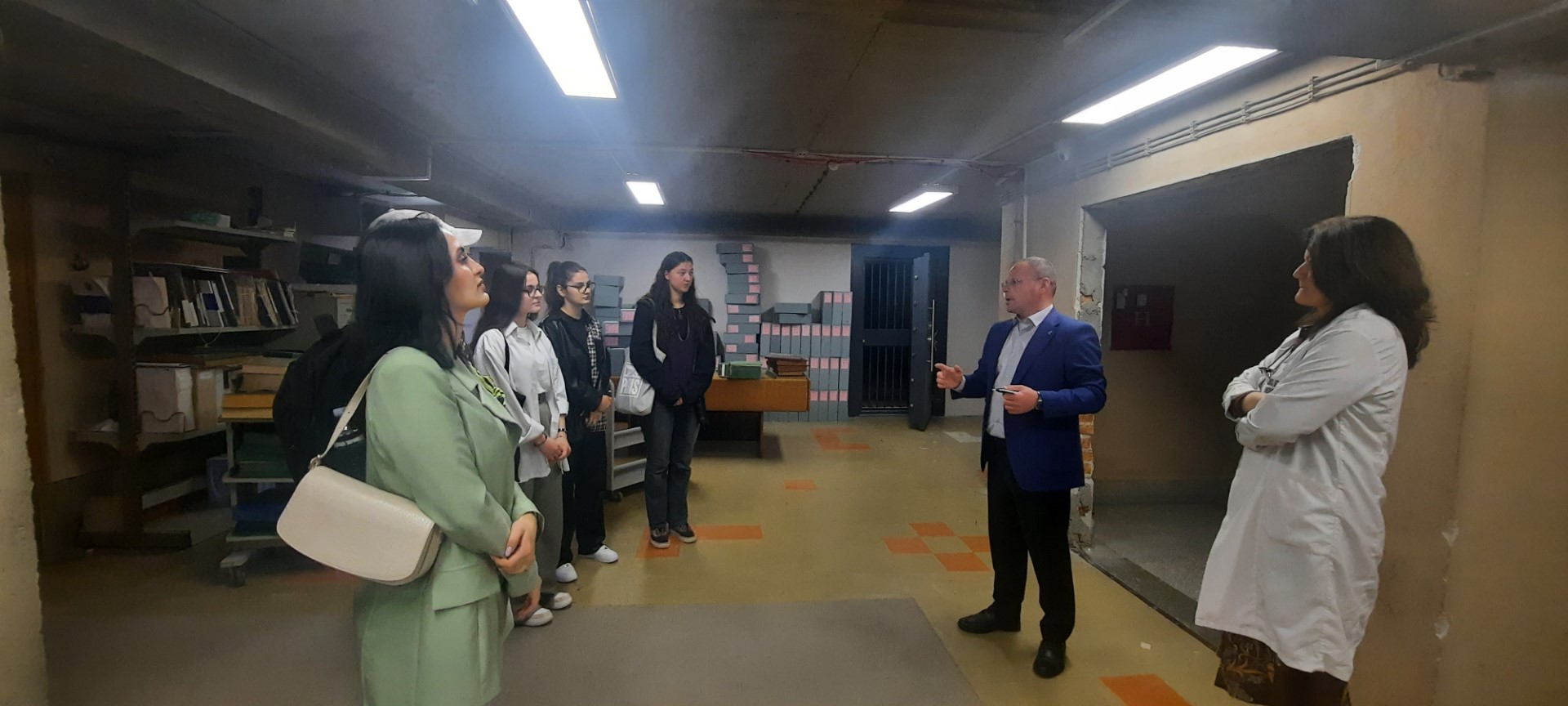 Studentët e UBT-së zhvilluan një vizitë studimore në Agjencinë Shtetërore të Arkivave të Kosovës dhe në Institutin e Historisë “Ali Hadri” në Prishtinë