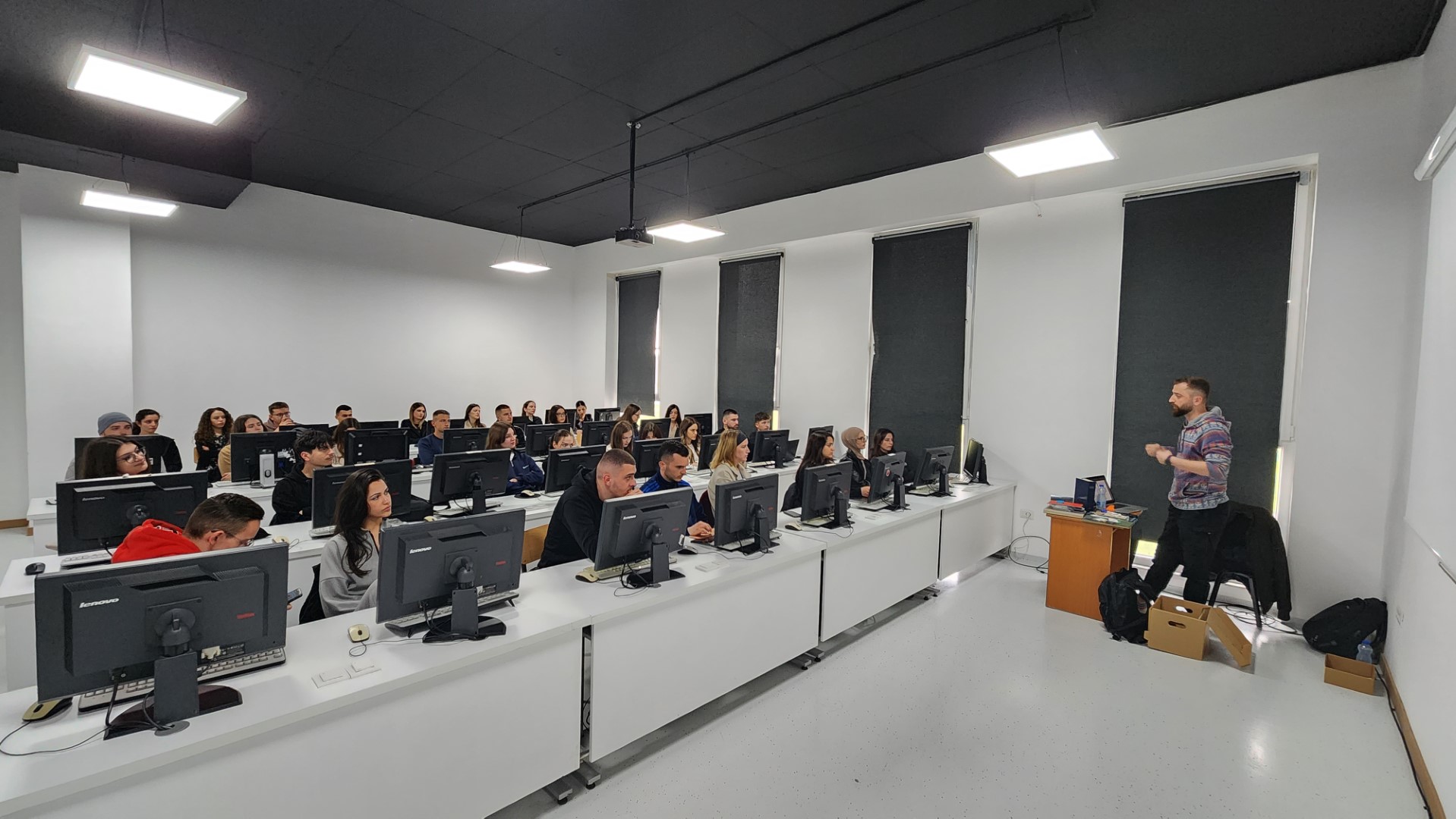 Studentët e Dizajnit të Integruar në UBT realizuan një punëtori me themeluesin e kompanisë “Tri të katërtat”, Ardian Bytyqi