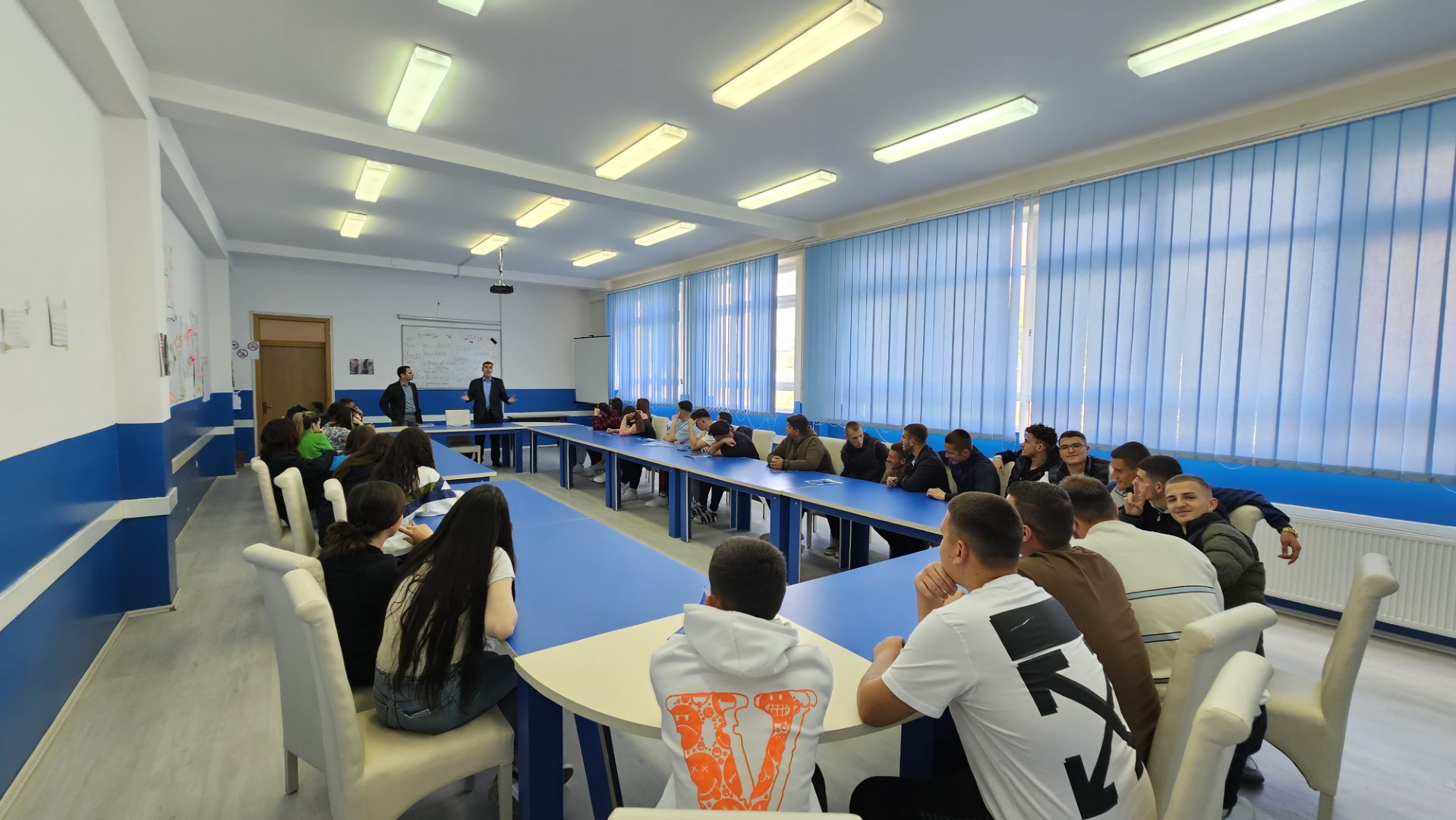 Përfaqësues të UBT-së zhvilluan një sesion informues në Shkollën e Mesme të Lartë Profesionale “Ismail Dumoshi” në Obiliq