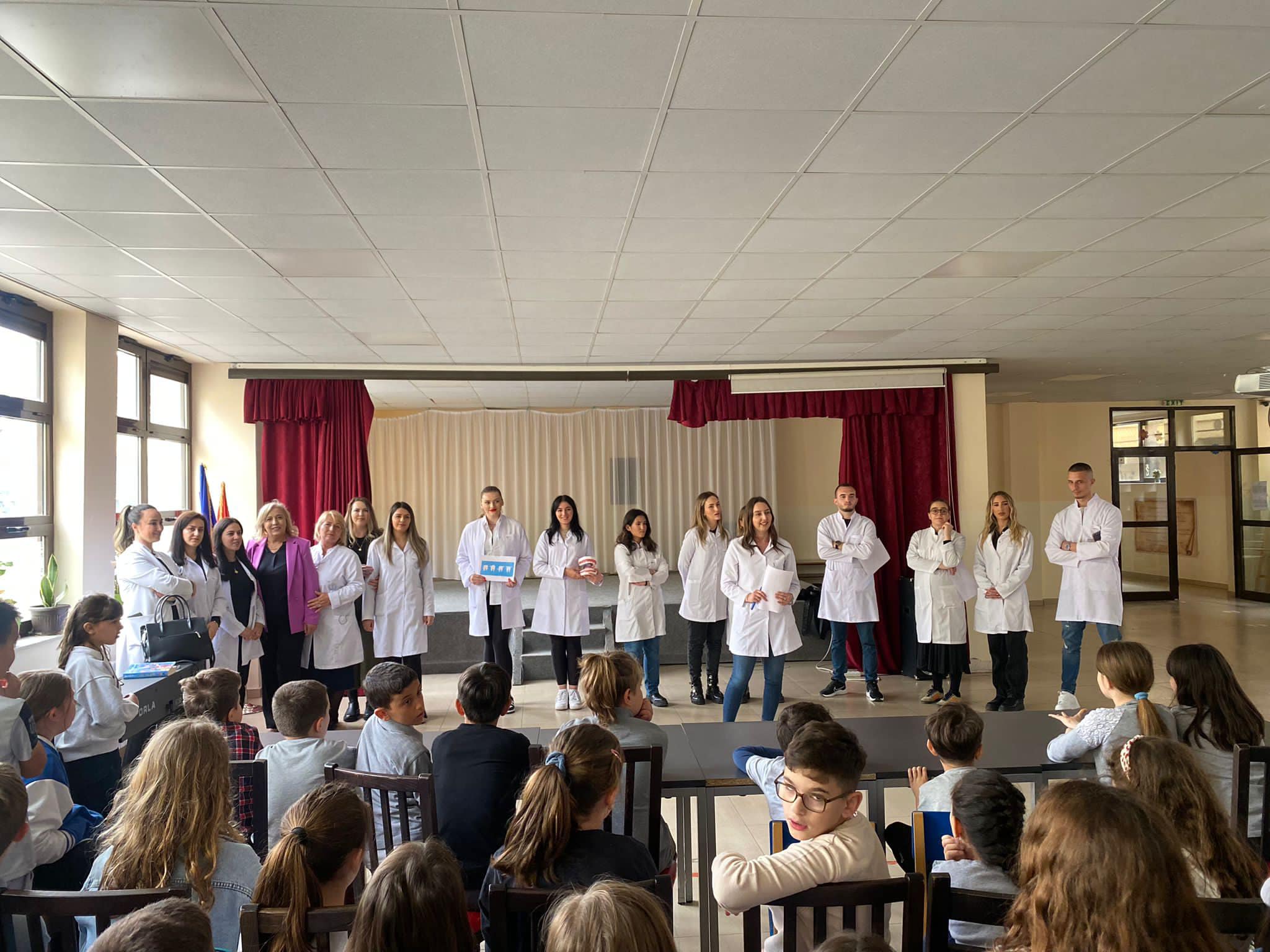 Fakulteti i Stomatologjisë në UBT zhvillon ligjëratë vetëdijesuese mbi shëndetin oral në Shkollën Fillore të Mesme të Ulët “Meto Bajraktari” në Prishtinë