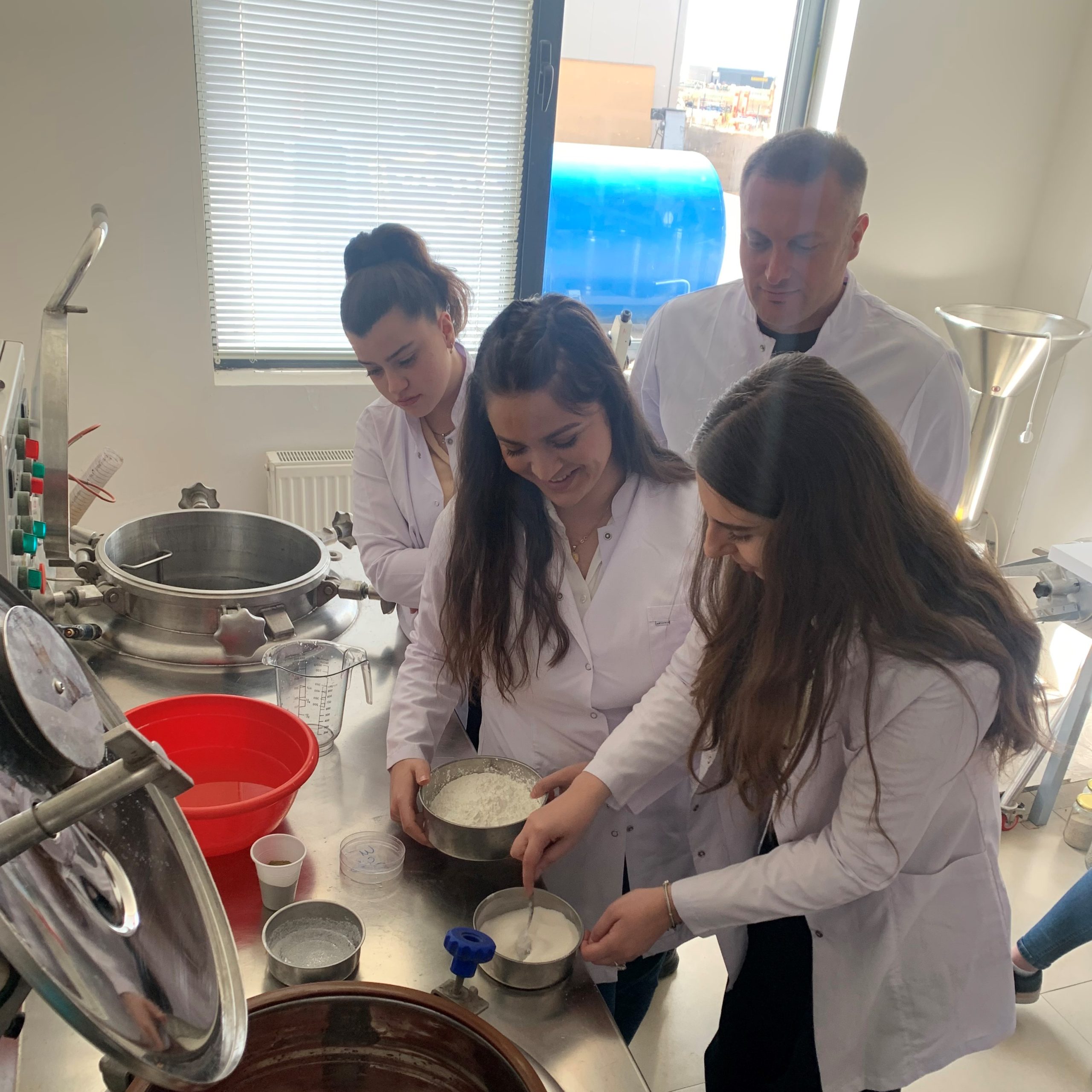 Studentët e Shkencave dhe Teknologjisë së Ushqimit në UBT zhvillojnë eksperimente të suksesshme në laboratorin e shkencave të ushqimit