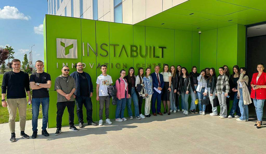 Studentët e UBT-së realizuan një vizitë studimore në kompaninë “InstaBuilt”