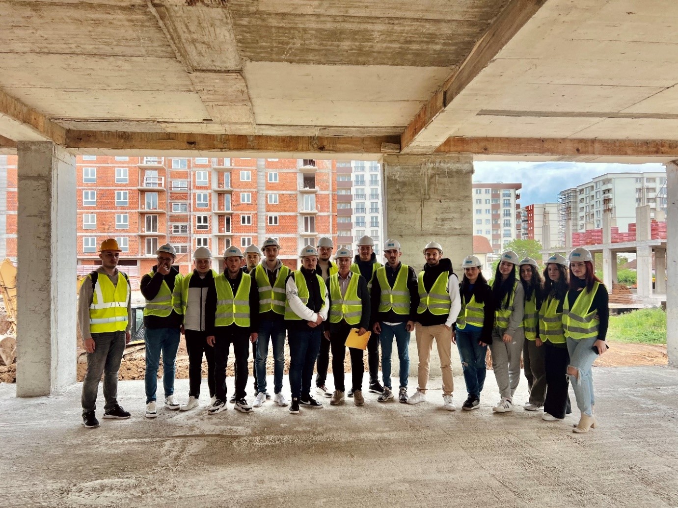 Studentët e Inxhinierisë së Ndërtimit dhe Infrastrukturës në UBT zhvilluan një vizitë studimore në kompaninë e ndërtimit “Mendi Sh.P.K”