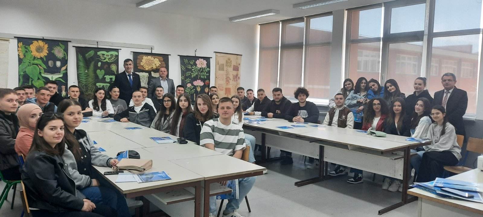 Përfaqësues të UBT-së zhvilluan një sesion informimi për maturantët e Gjimnazit “Skënderbeu” në Preshevë